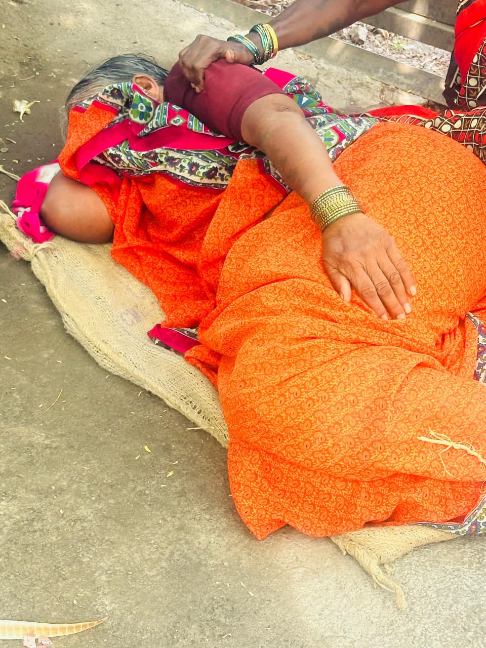 खर्डा रोडवर उष्माघाताने वृद्धेची तब्येत बिघडली; पत्रकार व डॉक्टरांच्या तत्परतेने वाचला जीव